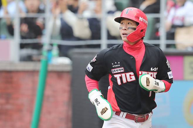 KIA 박찬호가 10일 인천SSG랜더스필드에서 열린 2025 KBO리그 정규시즌 SSG전 1회초에 득점하고 있다. 사진 | KIA 타이거즈