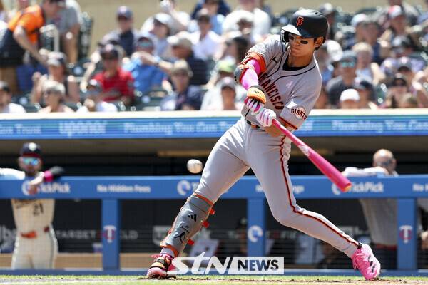 샌프란시스코 자이언츠의 이정후가 11일(현지 시간) 미 미네소타주 미니애폴리스의 타깃 필드에서 열린 2025 메이저리그 미네소타 트윈스와의 경기 1회 초 좌전 안타를 치고 있다. 이정후는 4타수 1안타 1타점 1득점을 기록했고 샌프란시스코는 연장 끝에 6-7로 패했다. 사진┃뉴시스/AP