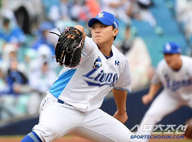 7회 2점 차 타이트한 상황에서도 가장 자신 있는 직구를 선택해 4번 타자 문보경을 힘으로 누른 루키 배찬승.