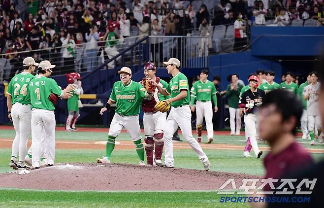 7일 고척돔에서 열린 KBO리그 키움과 KIA의 경기. 키움이 KIA에 11대 10으로 역전승을 거뒀다. 경기 종료 후 승리의 기쁨을 나누고 있는 키움 선수들. 고척=송정헌 기자songs@sportschosun.com/2025.05.07/