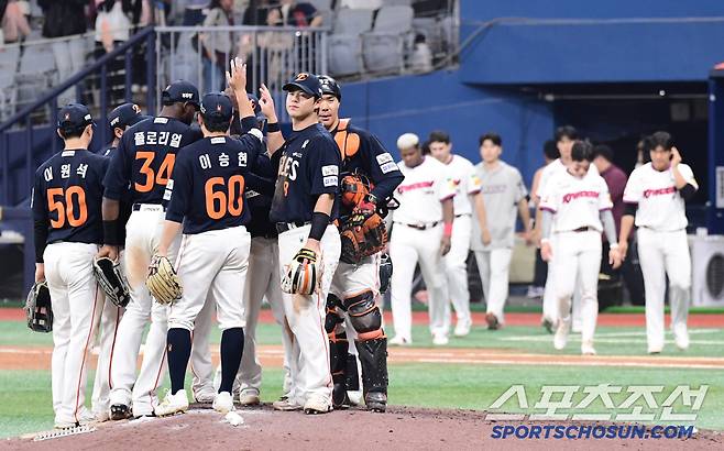 11일 고척돔에서 열린 KBO리그 키움과 한화의 경기. 한화가 키움을 잡고 12연승을 질주했다. 경기 종료 후 승리의 기쁨을 나누고 있는 한화 선수들. 고척=송정헌 기자songs@sportschosun.com/2025.05.11/
