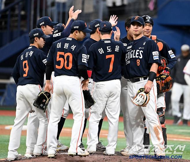 10일 고척스카이돔에서 열린 한화와 키움의 경기, 한화가 9대1로 승리하며 33년만의 11연승을 달렸다. 9회말 경기를 끝낸 한화 선수들이 기쁨을 나누고 있다. 고척=허상욱 기자wook@sportschosun.com/2025.05.10/