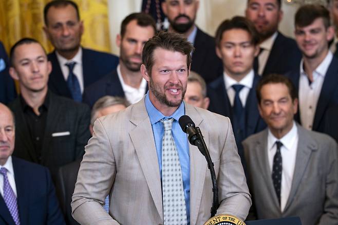 커쇼가 지난달 8일(한국시각) 다저스가 월드시리즈 우승팀 자격으로 도날드 트럼프 미국 대통령의 초대를 받아 백악관을 방문했을 때 마이크 앞에서 발언하고 있다. UPI연합뉴스