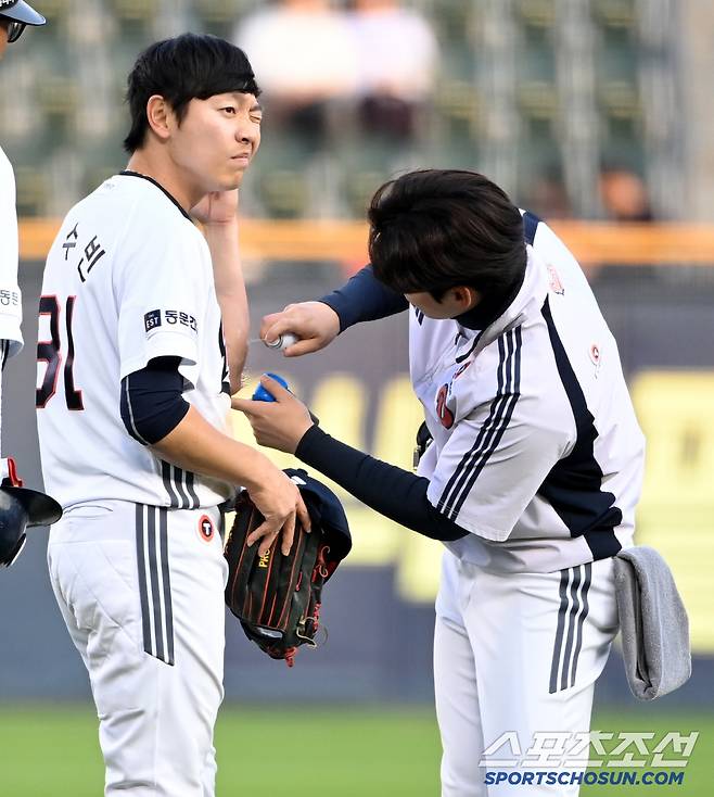 이닝 종료 후 팔꿈치 통증을 없애며 경기를 계속하려는 의지를 보였지만 선수보호 차원에서 교체가 결정되고