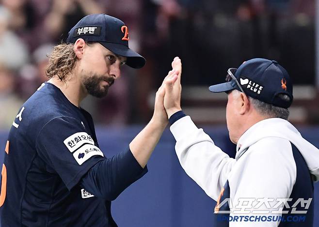 11일 고척돔에서 열린 KBO리그 키움과 한화의 경기. 한화가 키움을 잡고 12연승을 질주했다. 경기 종료 후 김경문 감독과 하이파이브를 나누고 있는 와이스. 고척=송정헌 기자songs@sportschosun.com/2025.05.11/