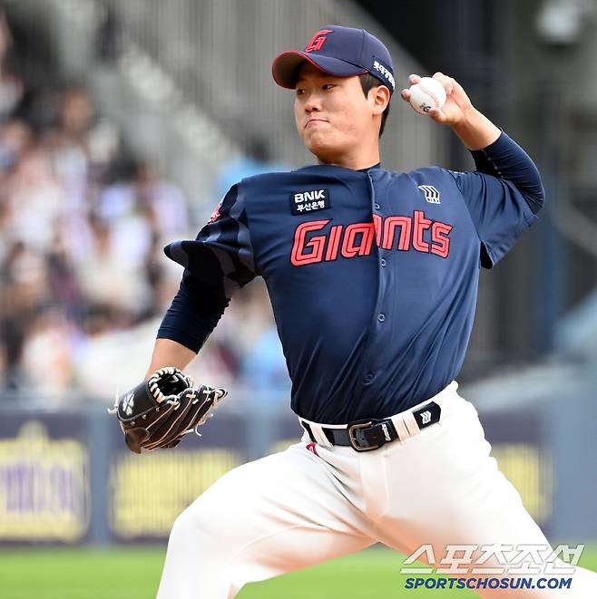 27일 잠실야구장에서 열린 롯데와 두산의 경기, 롯데 정현수가 역투하고 있다. 잠실=허상욱 기자wook@sportschosun.com/2025.04.27/