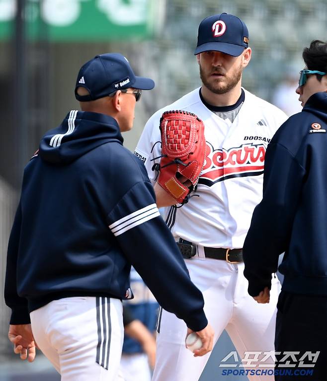 교체를 위해 오른손에 공을 든 박정배 코치와 당황한 표정의 콜어빈