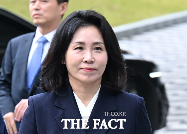 경기도 법인카드를 유용한 혐의로 1심에서 벌금 150만 원을 선고받은 이재명 더불어민주당 대선 후보의 배우자 김혜경 씨의 항소심 선고가 12일 나온다. 김 씨가 지난해 11월 경기 수원시 수원지방법원에서 열린 1심 선고 공판에 출석하고 있다./수원=이새롬 기자