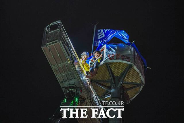 권영국 민주노동당(옛 정의당) 대선 후보가 제21대 대통령 선거 공식 선거운동 첫날인 12일 오전 고공농성 노동자들과 만나며 선거운동을 시작했다. /민주노동당