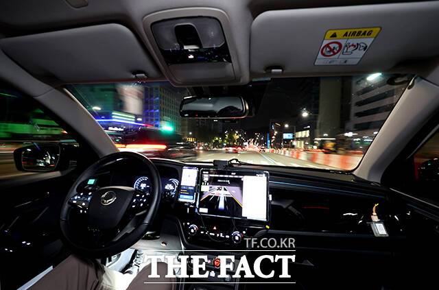올해부터 2029년까지 국비 150억원 등 217억5000만원을 투입해 고신뢰 반도체 상용화를 위한 검사·검증 지원 사업을 벌인다. 사진은 국내 첫 심야 자율주행 택시의 시범운행 모습. /더팩트 DB