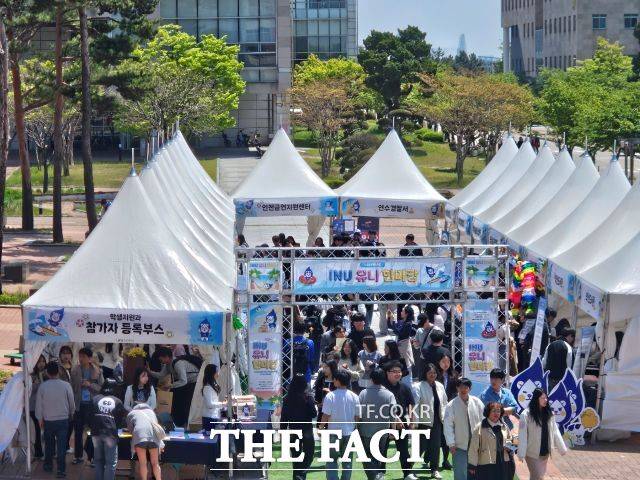 인천대학교 송도캠퍼스 야외광장에서 개최된 '2025학년도 INU 유니 한마당' 행사 장면. /인천대학교