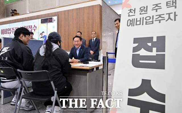 유정복 인천시장이 12일 시청 중앙홀에서 열린 '천원주택(전세임대주택)' 예비입주자 신청 접수를 받고 있다./인천시