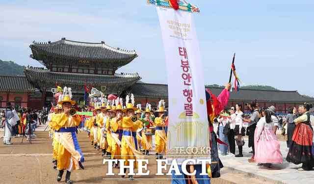 성주군은 '2025 성주참외&생명문화축제'를 앞두고 지난 2일 서울 경복궁과 광화문광장 일대에서 조선왕실의 장태문화를 들여다볼 수 있는 세종대왕자태실 태봉안 행차 재현 행사를 열었다. /성주군