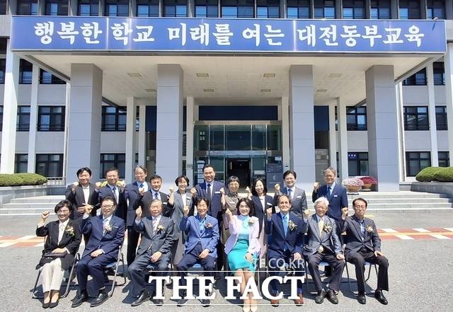 스승의날을 앞둔 12일 양수조 동부교육청 교육장(앞줄 가운데)이 역대 교육장 초청 간담회 후 기념촬영을 하고 있다. /대전시교육청