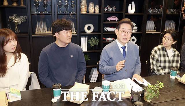 이재명 더불어민주당 대선 후보는 제21대 대선 공식 선거운동 첫날인 12일 경기 성남시 분당구 판교를 찾아 IT 종사자들과 만났다. 이 후보는 "산업 자체와 기술의 발전도 매우 중요하지만, 한편으로는 결과와 혜택을 모두가 함께 누리는 세상이 돼야 한다"고 밝혔다. /국회사진취재단