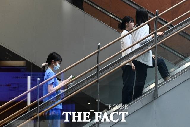 김홍순 의대교육지원관(국장)은 12일 정례브리핑에서 "내년 수업을 들어야 할 1학년 수는 최대 6100명으로 우려했던 만큼의 규모는 아니다"라고 말했다. 사진은 서울시내 한 대학병원. / 서예원 기자