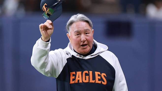 9일 서울 고척스카이돔에서 열린 한화 이글스와 키움 히어로즈의 경기에서 후드티를 입은 김경문 감독 / 연합뉴스