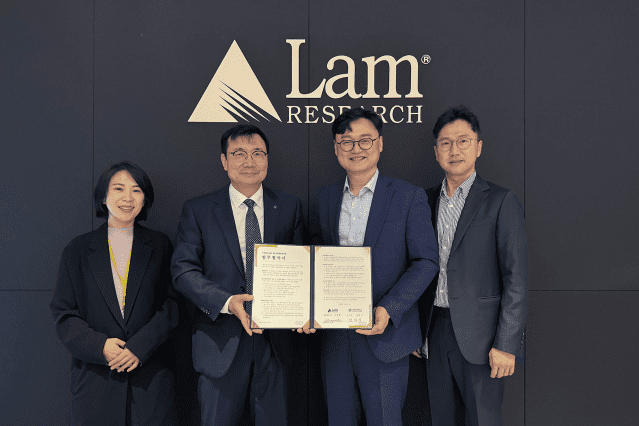 지난 3월 27일 램리서치코리아 용인캠퍼스에서 (좌측부터) 권나영 E-순환거버넌스 단장, 정덕기 이사장, 박준홍 램리서치코리아 총괄 대표이사, 조재훈 부사장이 참석한 가운데 업무협약식이 진행됐다.(사진=램리서치코리아)