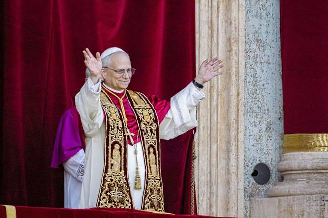 제267대 교황으로 선출된 레오 14세가 바티칸 성 베드로 대성당에 모습을 드러내고 있다. AP연합뉴스