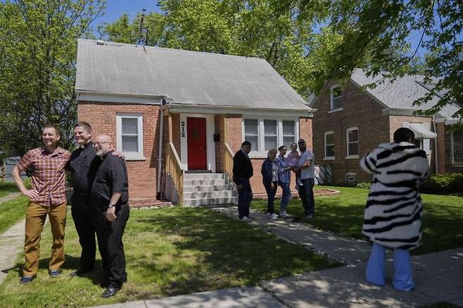 미국 일리노이주 시카고 남부 돌턴에 있는 교황 레오 14세의 유년 시절 집에서 사람들이 기념 사진을 찍고 있다. AP연합뉴스