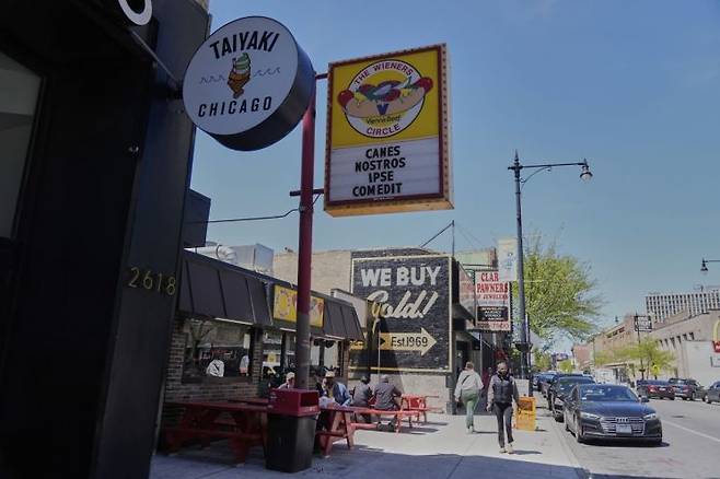 시카고의 유명 핫도그 집 '와이너스 서클'에서는 콘클라베 이후 라틴어로 '그는 우리 핫도그를 먹었다'라는 간판을 내걸었다. AP연합뉴스