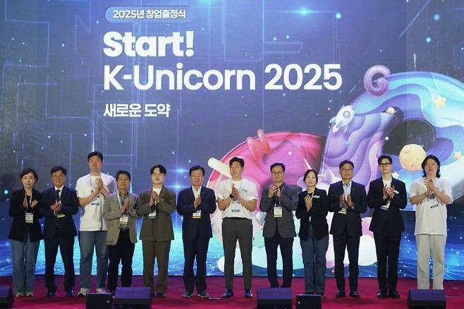 '2025 청년창업사관학교 출정식'에서 임정욱 중기부 창업벤처혁신실장(왼쪽에서 네 번째), 강석진 중진공 이사장(왼쪽에서 여섯 번째) 등 참석자들이 기념촬영을 하고 있다.
