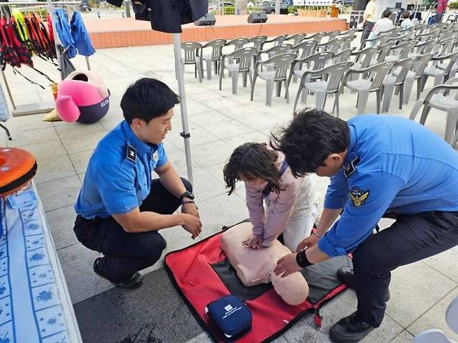 목포해경이 어린이들에게 심폐소생술 교육을 하고 있다. 목포해양경찰서 제공