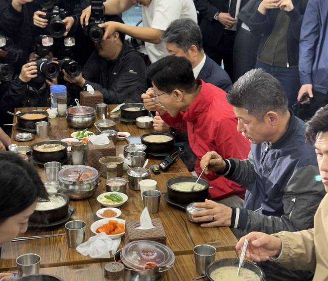 김문수 국민의힘 대선 후보가  제21대 대통령 선거 공식 선거운동 첫날인 12일 서울 송파구 가락시장을 방문해 상인회 관계자들과 시장 내 식당에서 순댓국을 먹고 있다. / 사진= 이기민 기자