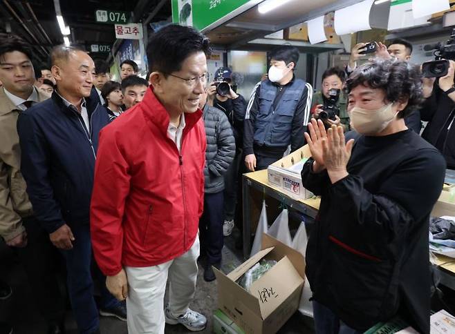 제21대 대통령 선거 공식 선거운동 첫날인 12일 김문수 국민의힘 대선 후보가 서울 송파구 가락시장을 찾아 상인들과 인사하고 있다. 연합뉴스.