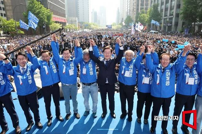 이재명 더불어민주당 대선 후보가 제21대 대통령선거 공식 선거운동 첫날인 12일 '빛의 혁명'을 상징하는 공간인 서울 광화문 청계광장에서 첫 유세를 시작하며 두 팔을 번쩍 들고 있다. 2025.5.12 김현민 기자