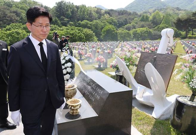 국민의힘 김문수 대선 후보가 12일 국립대전현충원 천안함 46용사 묘역에서 참배하고 있다. 연합뉴스