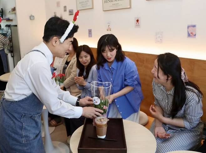 김대중 전남교육감은 순천선혜학교를 방문해 '감사의 일일카페'를 운영하며 교직원들에게 직접 카네이션을 달아주고 감사의 마음을 전했다. 전남도교육청 제공