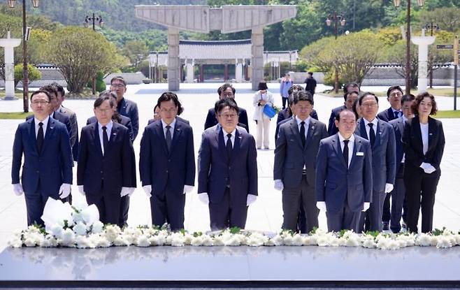 강기정 광주시장이 5·18 제45주년 기념일을 앞두고 12일 광주시 간부 공무원들과 함께 국립5·18민주묘지를 찾아 참배하고 있다. 광주시 제공