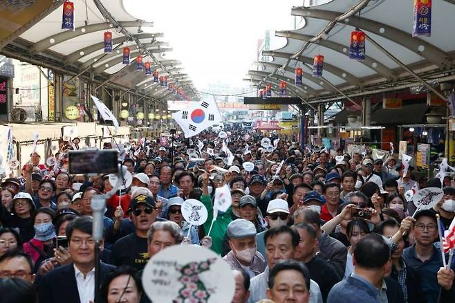 12일 대구 서문시장에서 시민들이 국민의힘 김문수 대선 후보의 유세를 지켜보고 있다. 연합뉴스