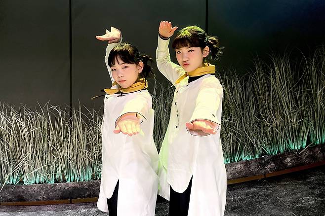 창작진과 배우들은 동물의 특징을 포착해 함께 만든 재치 있는 움직임으로 이야기에 설득력을 더했다. 날개에 힘을 주고 위협하듯 파르르 떠는 ‘시그니처 동작’을 보여주는 ‘펭귄’ 역 설가은(오른쪽)양과 최은영양. 무대 위 ‘펭귄’이 이 동작을 할 때마다 객석에선 웃음이 터진다. /라이브러리컴퍼니