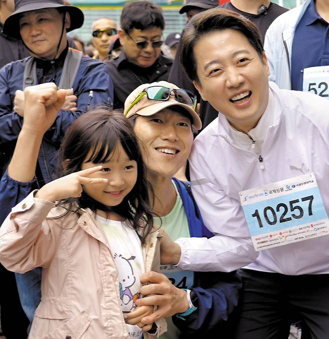 이준석 개혁신당 대선 후보가 11일 부산 해운대에서 열린 걷기 행사에 참가해 시민과 사진을 찍고 있다. /이준석 캠프