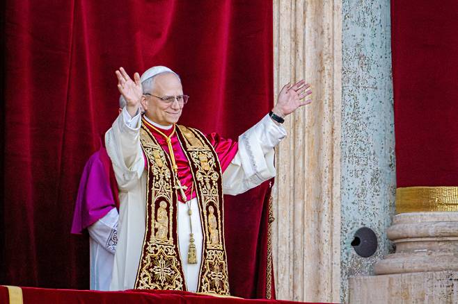 8일 267대 가톨릭 교황으로 선출된 레오 14세가 바티칸 성 베드로 대성당 중앙 발코니에 모습을 드러냈다./AP 연합뉴스