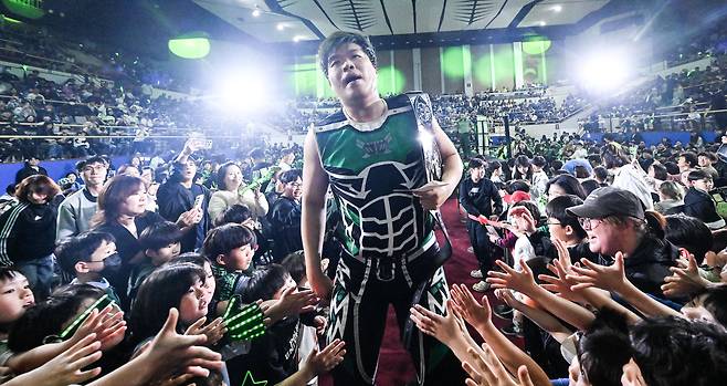 10일 오후 서울 강서구 KBS아레나에서 열린 레슬네이션에서 인기 선수 진개성이 우승 후 팬들의 축하를 받으며 퇴장하고 있다. / 고운호 기자