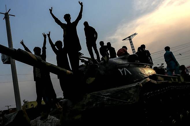 10일 파키스탄 시민들이 인도와의 휴전을 축하하며 탱크 위에 올라 두 팔을 들어 올려 보이고 있다. /AFP 연합뉴스