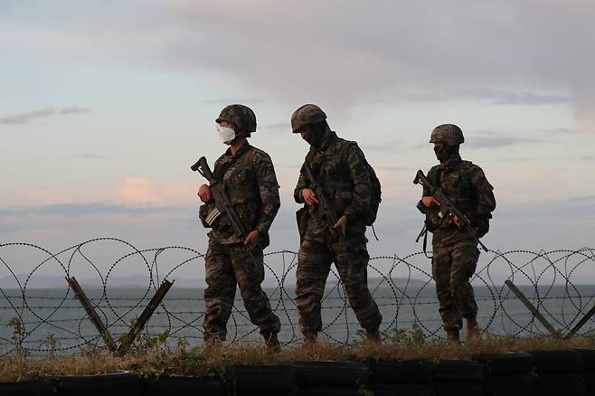 2020년 9월 일선 부대에서 경계 근무를 하고 있는 군인들의 모습. 기사 내용과 무관한 사진. /장련성 기자