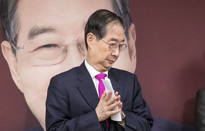 2025년 5월 11일 오전 서울 영등포구 여의도 한덕수 대통령 선거 후보 사무실에서 한 후보가 국민들과 당원들께 하는 마지막 입장 표명 기자회견을 열면서 한 후보가 사전에 준비한 원고를 읽은 뒤 퇴장하고 있다. /장련성 기자