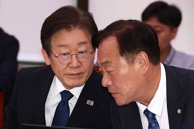 이재명 더불어민주당 대통령 후보와 이재강 의원/뉴스1