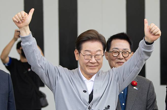 경청투어에 나선 이재명 더불어민주당 대통령 후보가 11일 오후 전남 해남군 군민광장 야외공연장에서 연설에 앞서 엄지를 들어보이고 있다./뉴스1