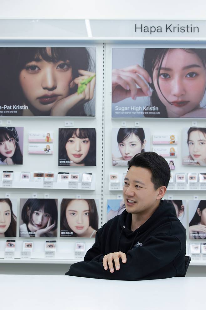 지난 7일 서울 성동구 성수동 피피비스튜디오스 본사에서 만난 장준호 공동대표. 컬러렌즈 브랜드 하파크리스틴으로 미국 시장 진출에 도전하고 있다. /최효정 기자