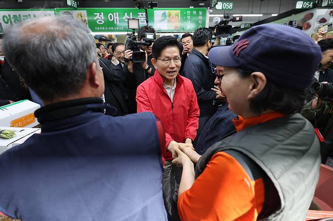 김문수 국민의힘 대선 후보가 제21대 대통령 선거 공식 선거운동이 시작된 12일 새벽 서울 송파구 양재대로 가락시장을 방문해 상인들을 만나 악수하고 있다. /뉴스1