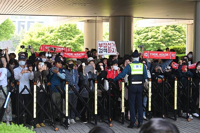 윤석열 전 대통령이 12일 서울 서초구 중앙지방법원에서 열린 내란 우두머리 혐의, 직권남용 권리행사방해 혐의 사건 3차 공판에 출석한 가운데 지지자들이 구호를 외치고 있다. /연합뉴스