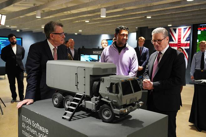 키어 스타머 영국 총리(오른쪽)가 지난 2월 27일 미국 워싱턴DC에서 팔란티르 본사를 견학하고 있다. /AFP=연합뉴스