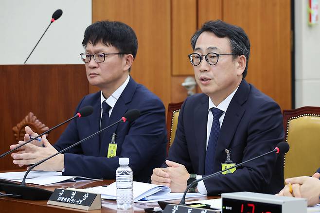 유영상 SK텔레콤 사장이 지난 8일 서울 여의도 국회 과학기술정보방송통신위원회에서 열린 SK텔레콤 해킹 관련 청문회에 출석해 의원 질의에 답하고 있다. 왼쪽은 류정환 부사장./뉴스1