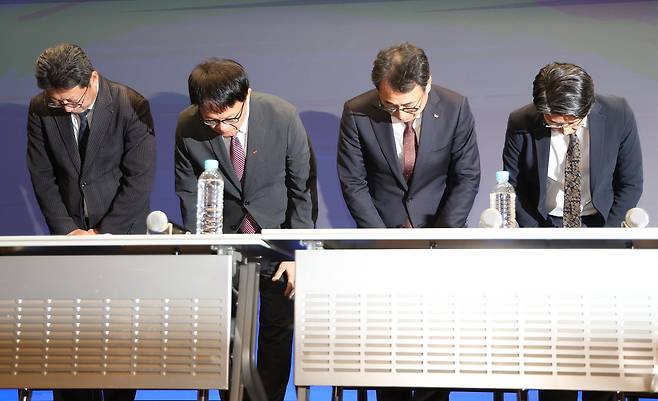 유영상 SK텔레콤 대표이사(왼쪽 세번째)를 포함한 경영진이 지난 2일 서울 중구 SKT타워에서 열린 유심 정보 유출 관련 일일 브리핑에서 허리 숙여 사과하고 있다. /연합뉴스