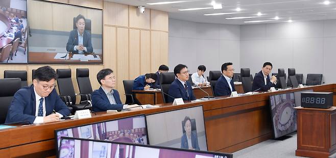 기획재정부 장관 직무대행인 김범석 제1차관이 12일 정부세종청사 중앙동에서 열린 '제4차 통상현안 관련 범정부 국내대응 전담반 회의'를 주재하고 있다. /기획재정부